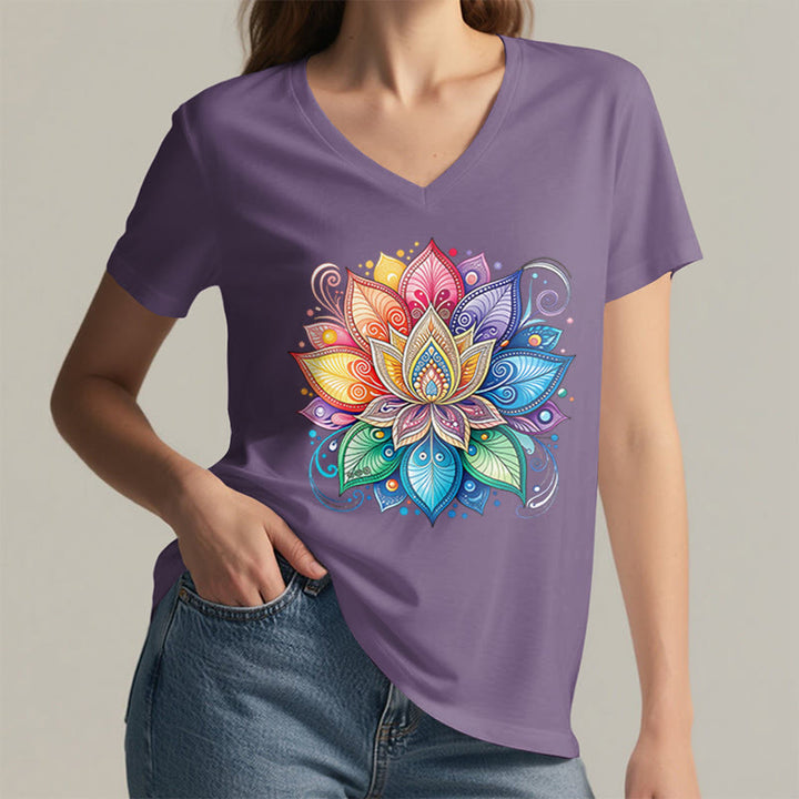 T-shirt da donna con scollo a V e stampa grafica boho "Vivant Rainbow Mandala Lotus" Olivenorma. - image 38
