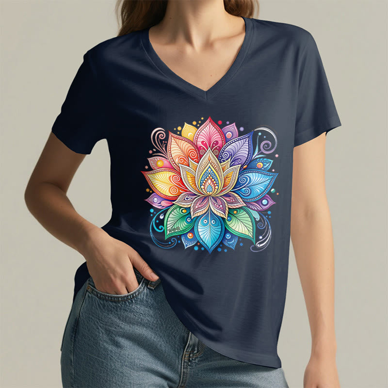 T-shirt da donna con scollo a V e stampa grafica boho "Vivant Rainbow Mandala Lotus" Olivenorma. - image 26