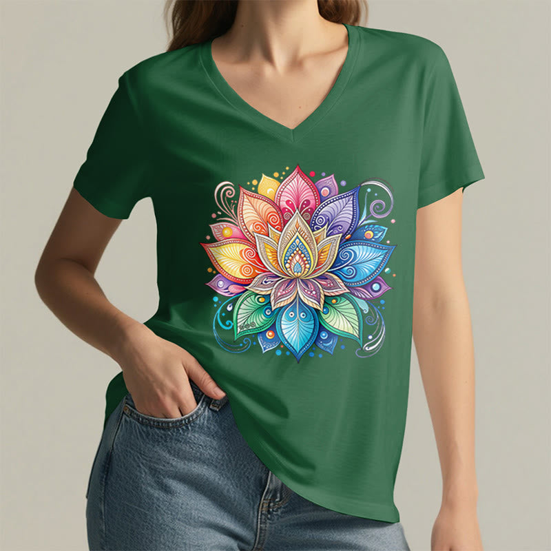 T-shirt da donna con scollo a V e stampa grafica boho "Vivant Rainbow Mandala Lotus" Olivenorma. - image 29