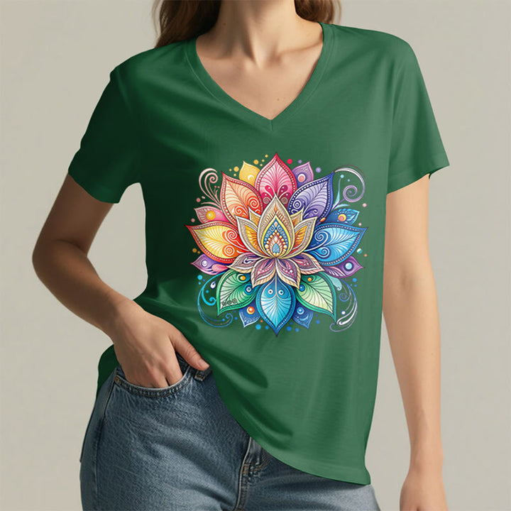 T-shirt da donna con scollo a V e stampa grafica boho "Vivant Rainbow Mandala Lotus" Olivenorma. - image 29