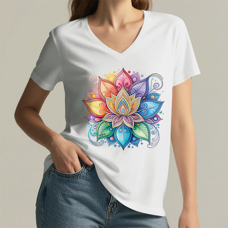 T-shirt da donna con scollo a V e stampa grafica boho "Vivant Rainbow Mandala Lotus" Olivenorma. - image 23