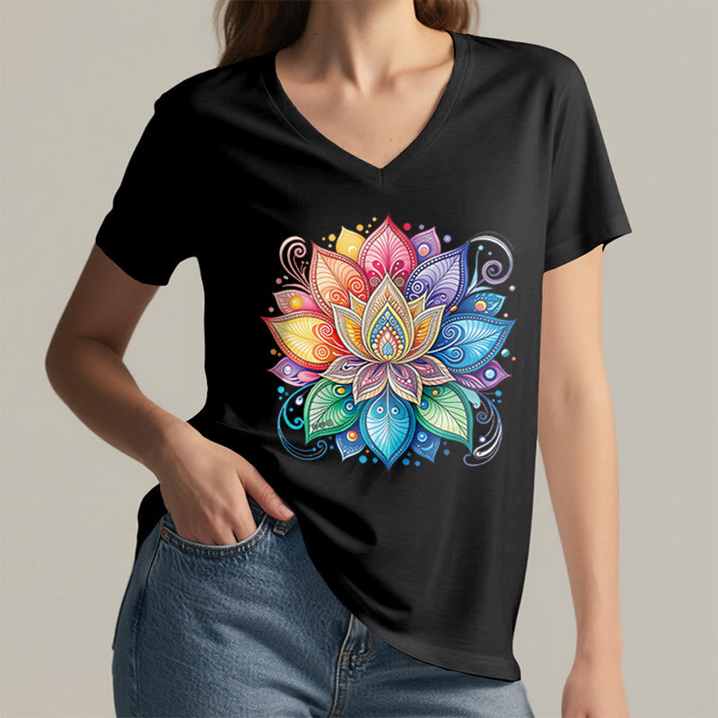 T-shirt da donna con scollo a V e stampa grafica boho "Vivant Rainbow Mandala Lotus" Olivenorma. - image 17