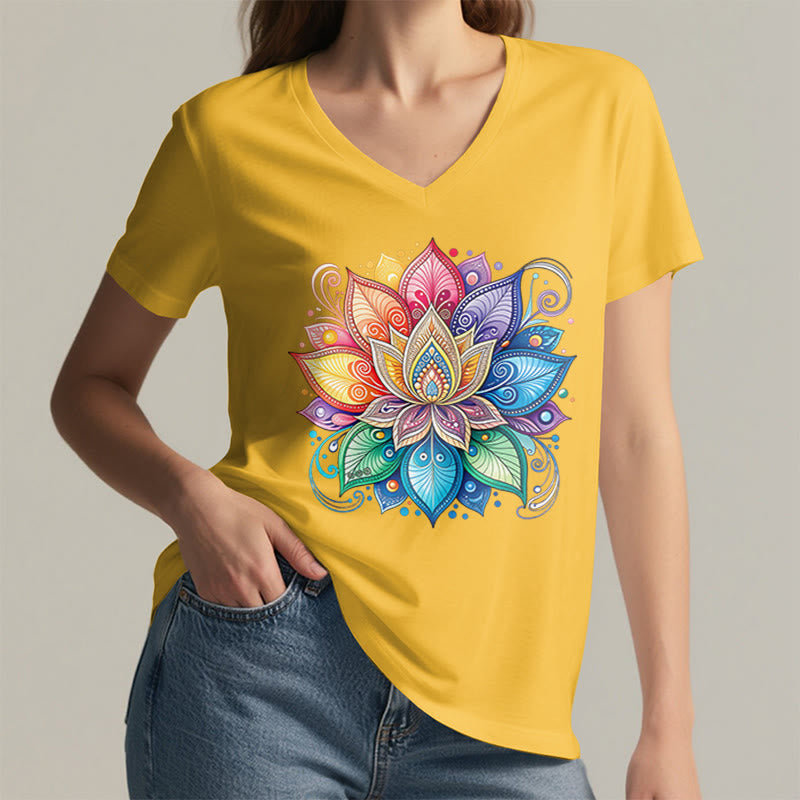 T-shirt da donna con scollo a V e stampa grafica boho "Vivant Rainbow Mandala Lotus" Olivenorma. - image 2
