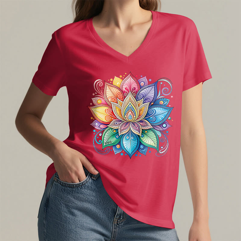 T-shirt da donna con scollo a V e stampa grafica boho "Vivant Rainbow Mandala Lotus" Olivenorma. - image 32