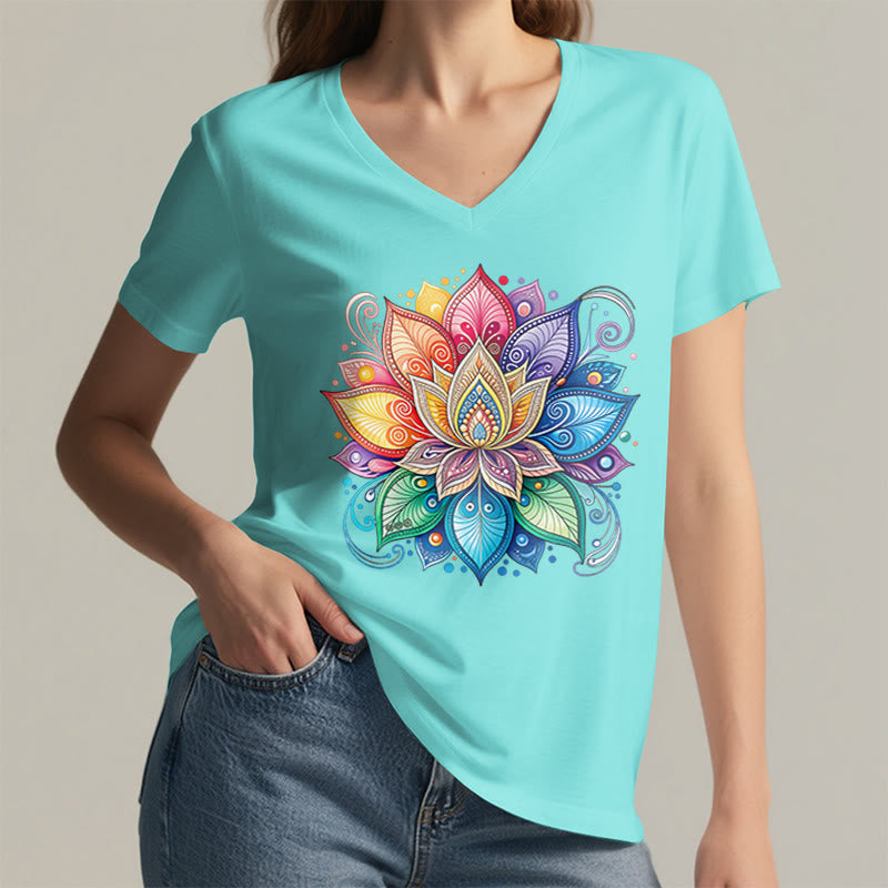 T-shirt da donna con scollo a V e stampa grafica boho "Vivant Rainbow Mandala Lotus" Olivenorma. - image 14