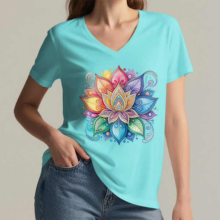 T-shirt da donna con scollo a V e stampa grafica boho "Vivant Rainbow Mandala Lotus" Olivenorma. - image 14