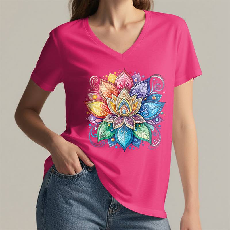 T-shirt da donna con scollo a V e stampa grafica boho "Vivant Rainbow Mandala Lotus" Olivenorma. - image 35