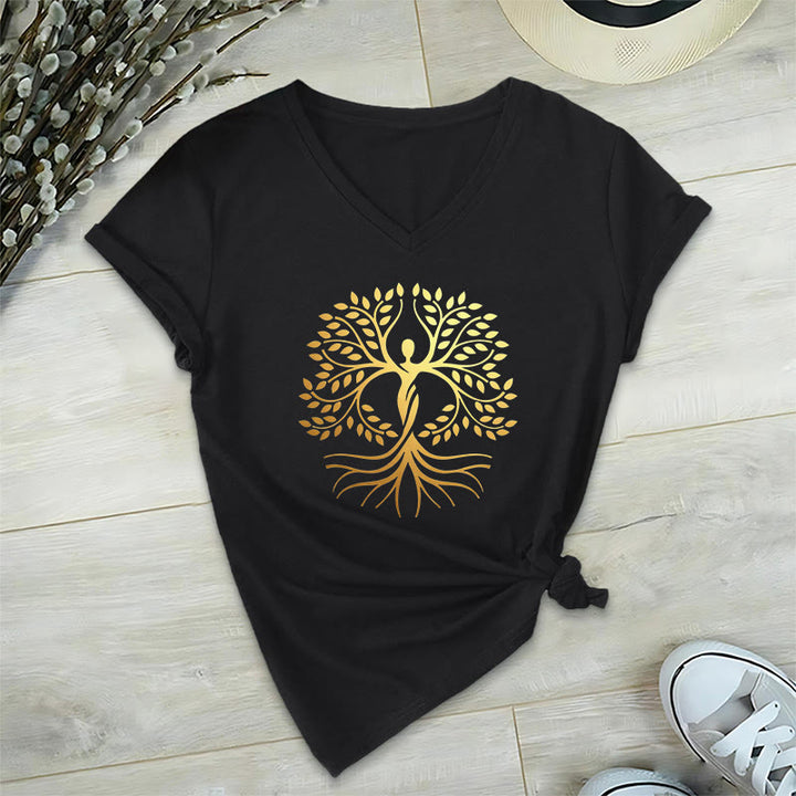 T-shirt da donna con scollo a V e silhouette umana in lamina d'oro Olivenorma con albero della vita e grafica spirituale. - image 13