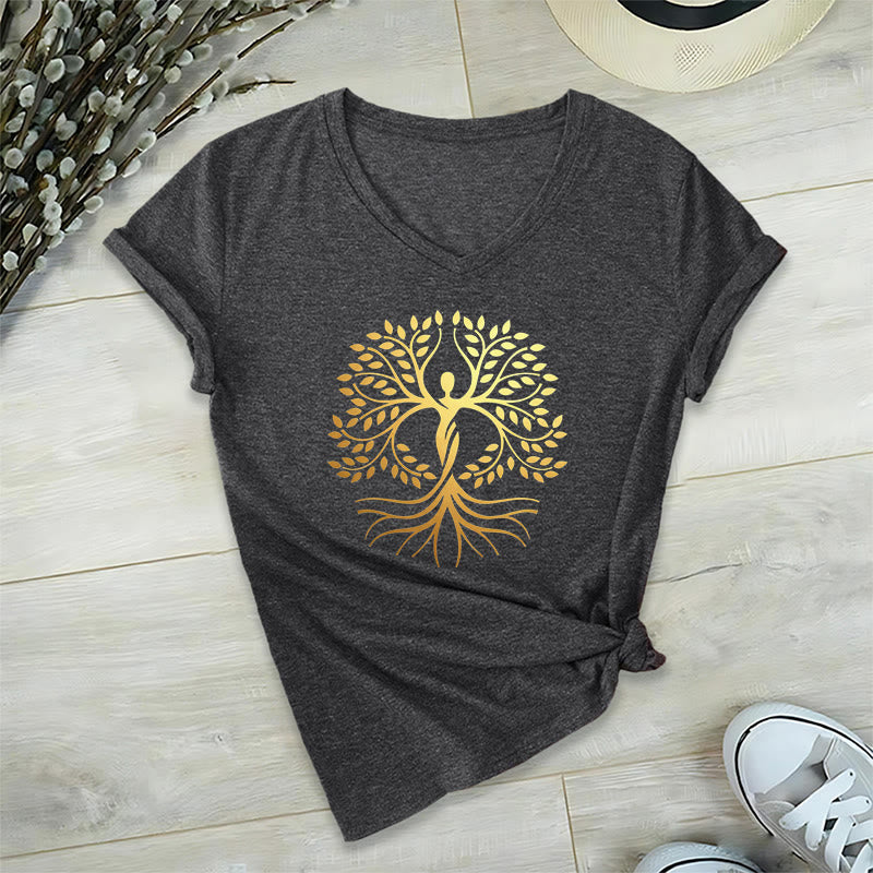 T-shirt da donna con scollo a V e silhouette umana in lamina d'oro Olivenorma con albero della vita e grafica spirituale. - image 16