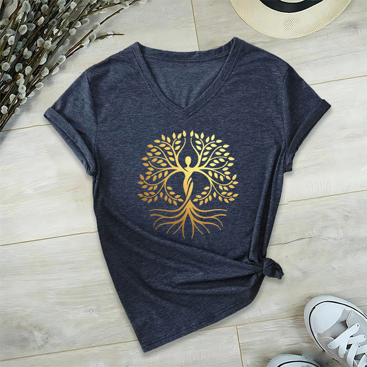 T-shirt da donna con scollo a V e silhouette umana in lamina d'oro Olivenorma con albero della vita e grafica spirituale. - image 22