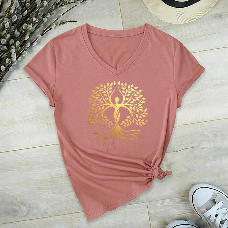 T-shirt da donna con scollo a V e silhouette umana in lamina d'oro Olivenorma con albero della vita e grafica spirituale. - image 7