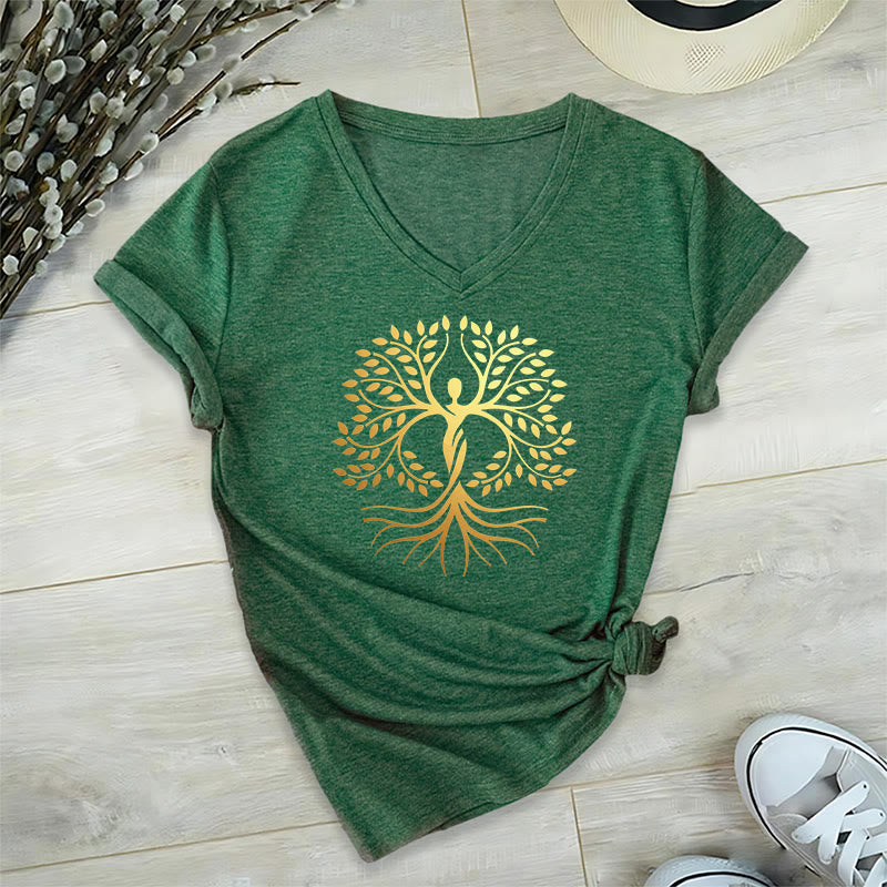 T-shirt da donna con scollo a V e silhouette umana in lamina d'oro Olivenorma con albero della vita e grafica spirituale. - image 25