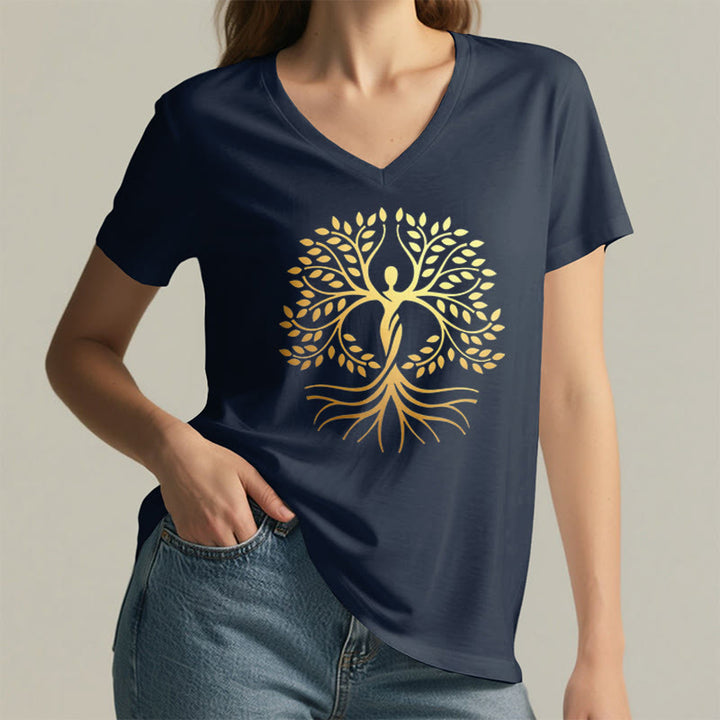 T-shirt da donna con scollo a V e silhouette umana in lamina d'oro Olivenorma con albero della vita e grafica spirituale. - image 23