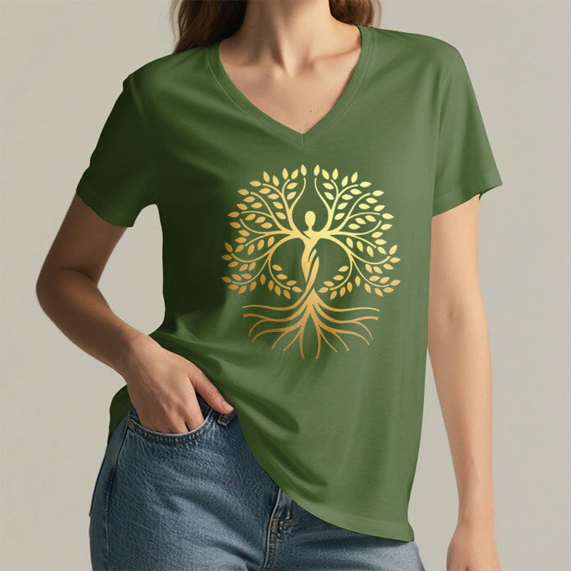 T-shirt da donna con scollo a V e silhouette umana in lamina d'oro Olivenorma con albero della vita e grafica spirituale. - image 2
