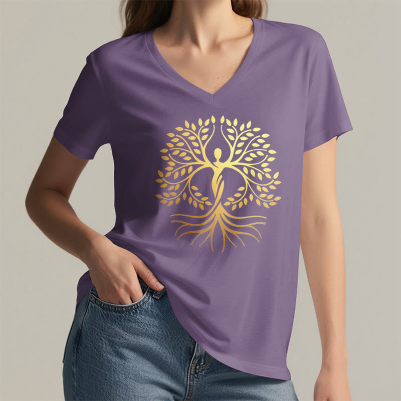 T-shirt da donna con scollo a V e silhouette umana in lamina d'oro Olivenorma con albero della vita e grafica spirituale. - image 38