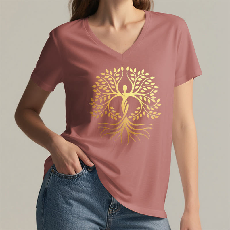 T-shirt da donna con scollo a V e silhouette umana in lamina d'oro Olivenorma con albero della vita e grafica spirituale. - image 8