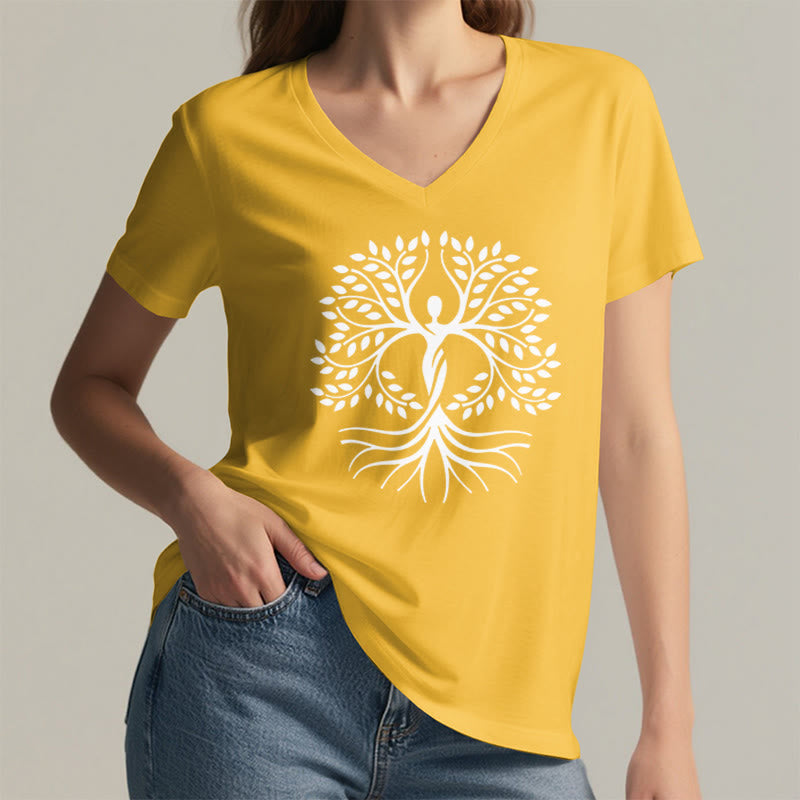 T-shirt da donna con scollo a V e silhouette umana in lamina d'oro Olivenorma con albero della vita e grafica spirituale. - image 32