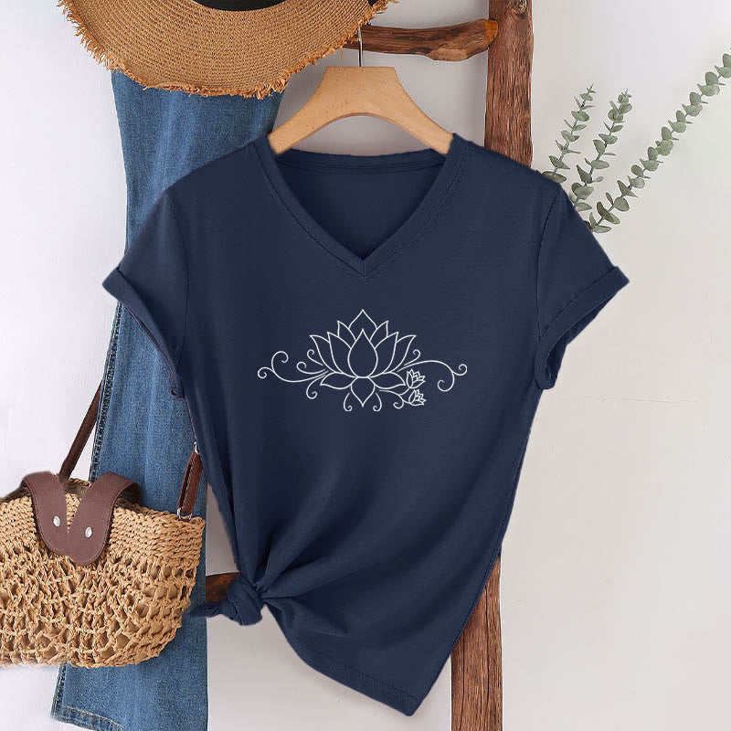 T-shirt da donna con scollo a V, fantasia Olivenorma Ornate Swirl Vine White Line Lotus Boho Graphic. - Blu navy - 2XL - image 24