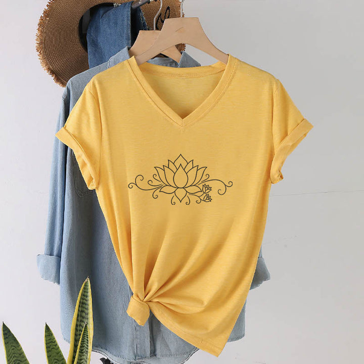 T-shirt da donna con scollo a V, fantasia Olivenorma Ornate Swirl Vine White Line Lotus Boho Graphic. - Giallo - 2XL - image 30