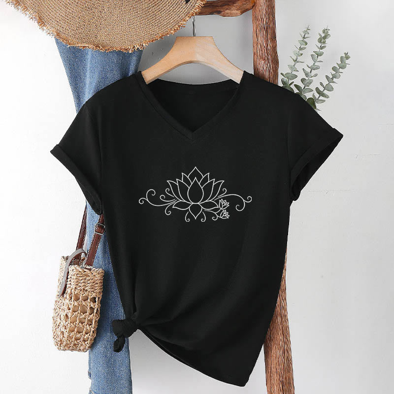 T-shirt da donna con scollo a V, fantasia Olivenorma Ornate Swirl Vine White Line Lotus Boho Graphic. - Nero - 2XL - image 15