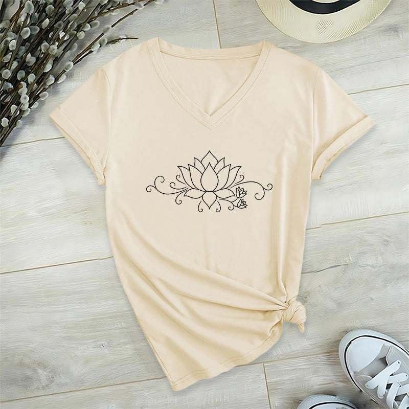 T-shirt da donna con scollo a V, fantasia Olivenorma Ornate Swirl Vine White Line Lotus Boho Graphic. - image 7
