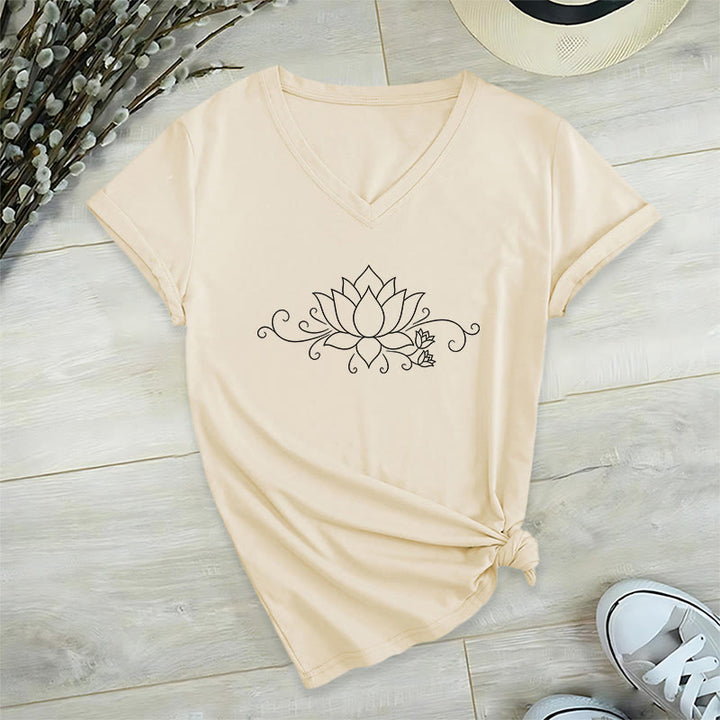 T-shirt da donna con scollo a V, fantasia Olivenorma Ornate Swirl Vine White Line Lotus Boho Graphic. - image 7