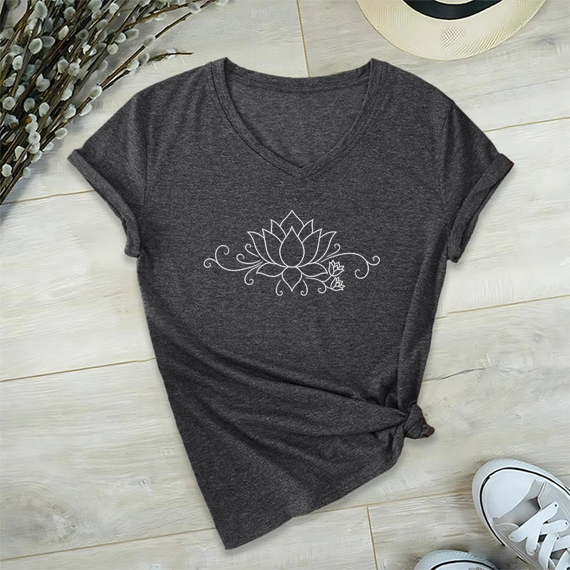 T-shirt da donna con scollo a V, fantasia Olivenorma Ornate Swirl Vine White Line Lotus Boho Graphic. - image 19