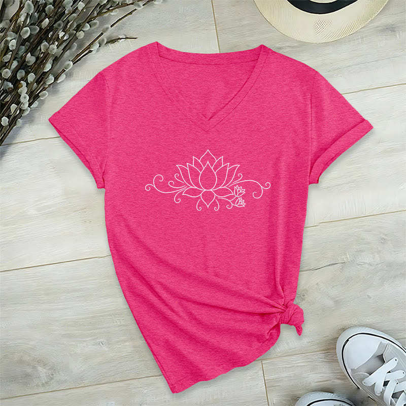 T-shirt da donna con scollo a V, fantasia Olivenorma Ornate Swirl Vine White Line Lotus Boho Graphic. - image 34