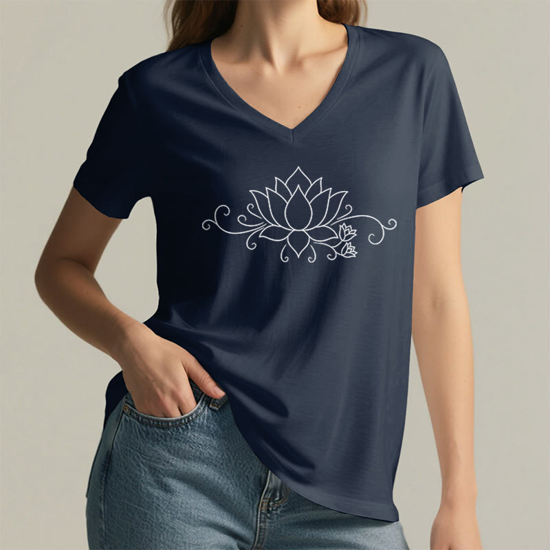 T-shirt da donna con scollo a V, fantasia Olivenorma Ornate Swirl Vine White Line Lotus Boho Graphic. - image 26