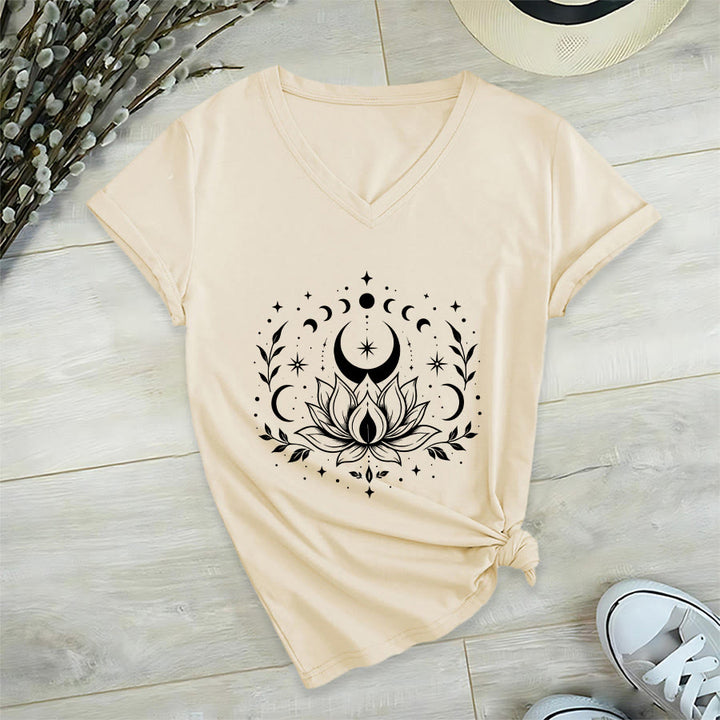 T-shirt da donna con scollo a V Olivenorma con doppia stampa fronte/retro, luna e loto, grafica spirituale. - Cachi - 2XL - image 15