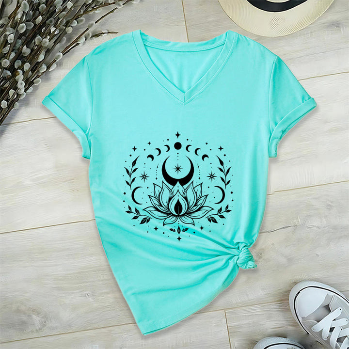 T-shirt da donna con scollo a V Olivenorma con doppia stampa fronte/retro, luna e loto, grafica spirituale. - Lago Blu - 2XL - image 25