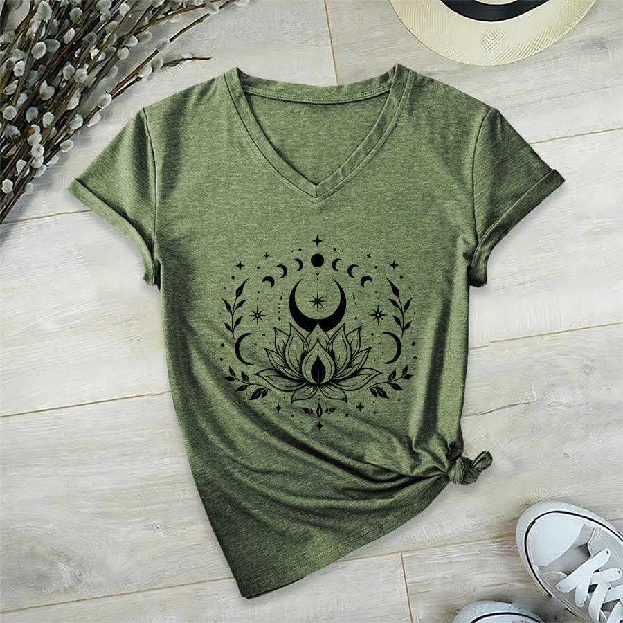 T-shirt da donna con scollo a V Olivenorma con doppia stampa fronte/retro, luna e loto, grafica spirituale. - Verde oliva - 2XL - image 10