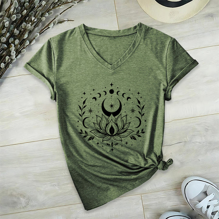 T-shirt da donna con scollo a V Olivenorma con doppia stampa fronte/retro, luna e loto, grafica spirituale. - Verde oliva - 2XL - image 10