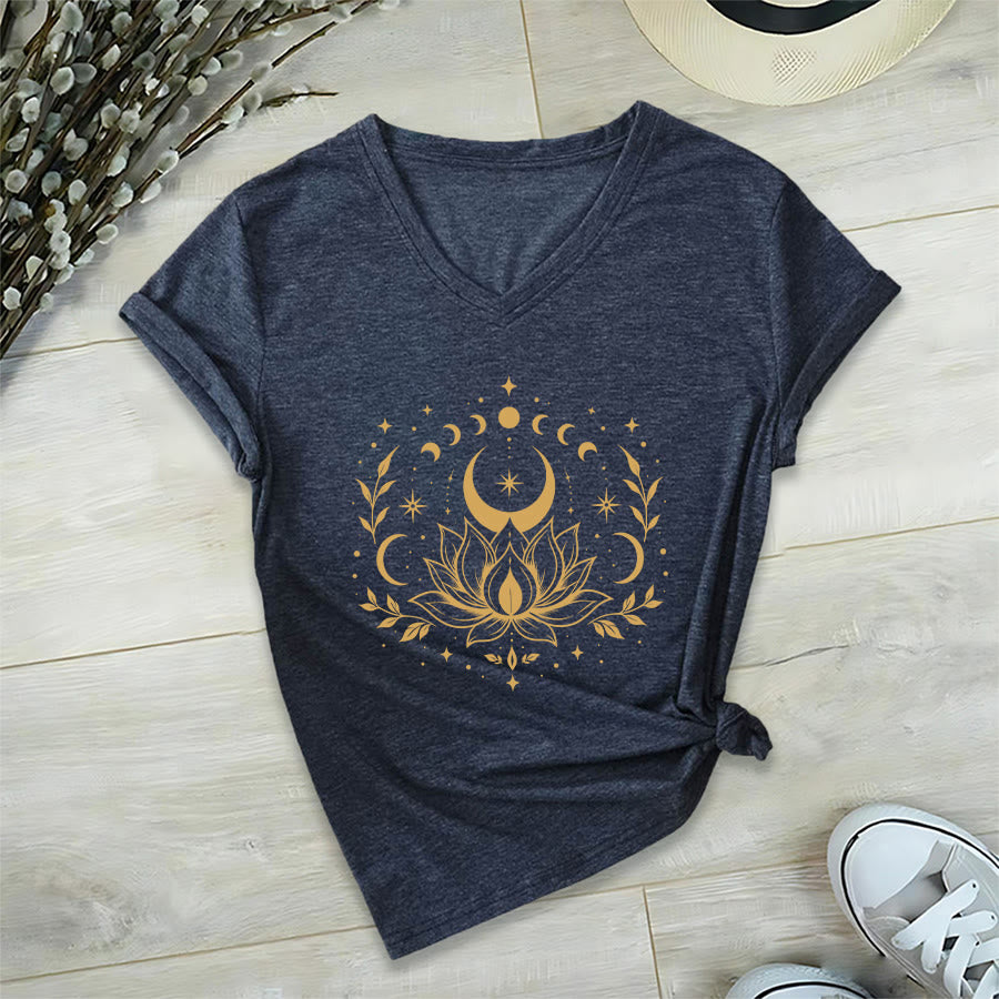 T-shirt da donna con scollo a V Olivenorma con doppia stampa fronte/retro, luna e loto, grafica spirituale. - Blu navy - 2XL - image 0