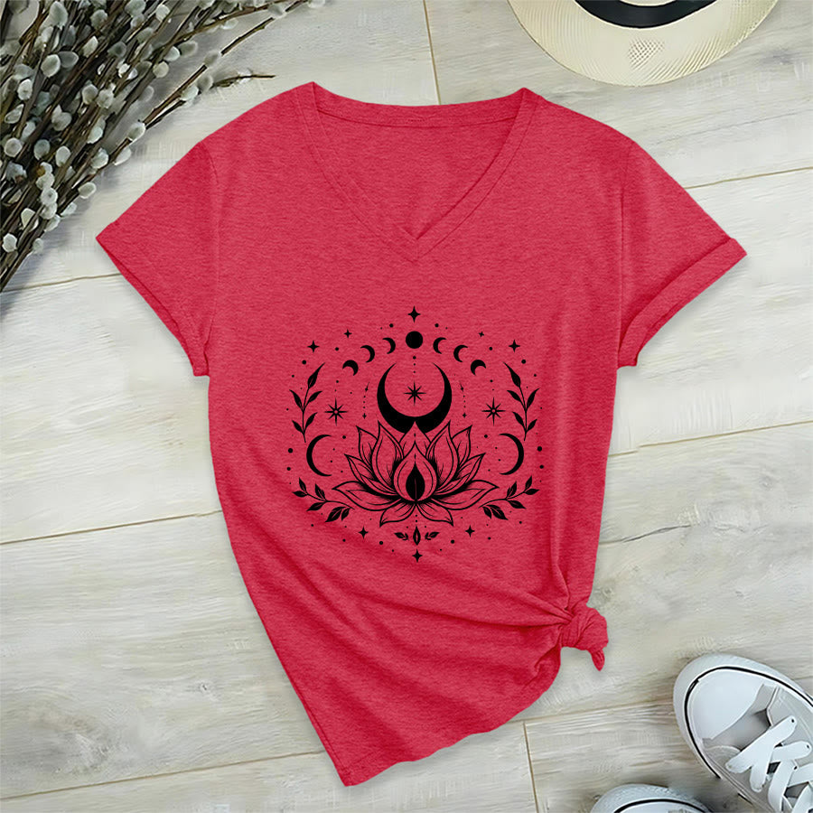 T-shirt da donna con scollo a V Olivenorma con doppia stampa fronte/retro, luna e loto, grafica spirituale. - Rosso - 2XL - image 45