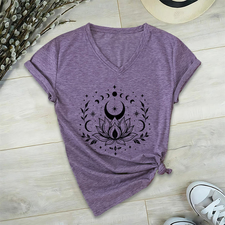 T-shirt da donna con scollo a V Olivenorma con doppia stampa fronte/retro, luna e loto, grafica spirituale. - Viola - 2XL - image 60