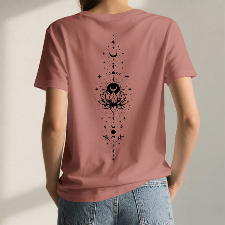 T-shirt da donna con scollo a V Olivenorma con doppia stampa fronte/retro, luna e loto, grafica spirituale. - image 24