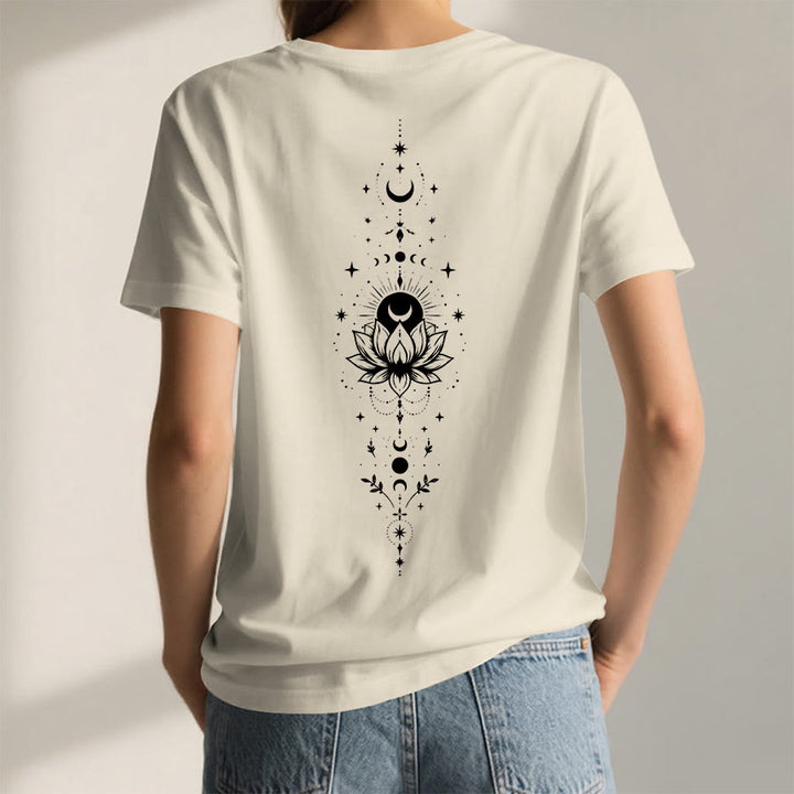 T-shirt da donna con scollo a V Olivenorma con doppia stampa fronte/retro, luna e loto, grafica spirituale. - image 19