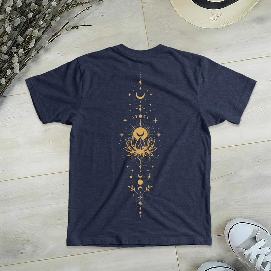 T-shirt da donna con scollo a V Olivenorma con doppia stampa fronte/retro, luna e loto, grafica spirituale. - image 1