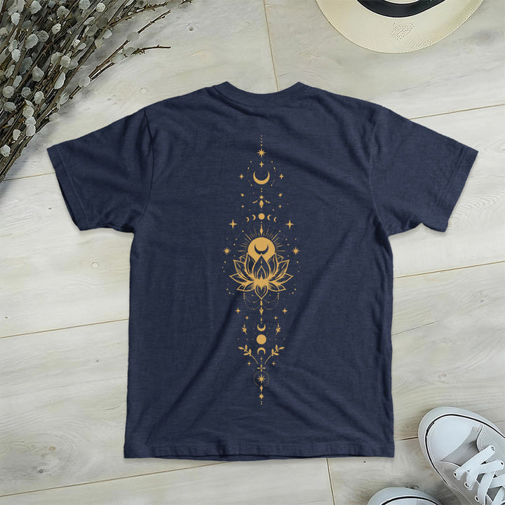 T-shirt da donna con scollo a V Olivenorma con doppia stampa fronte/retro, luna e loto, grafica spirituale. - image 1