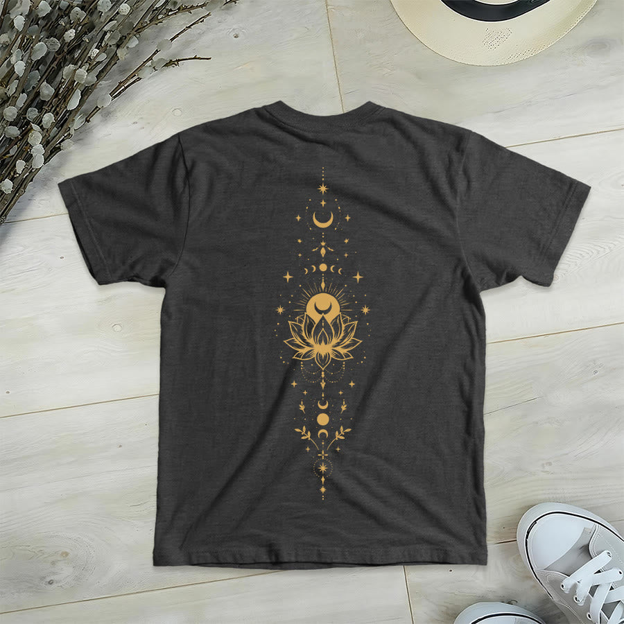 T-shirt da donna con scollo a V Olivenorma con doppia stampa fronte/retro, luna e loto, grafica spirituale. - image 36