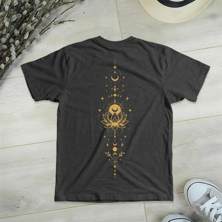T-shirt da donna con scollo a V Olivenorma con doppia stampa fronte/retro, luna e loto, grafica spirituale. - image 36