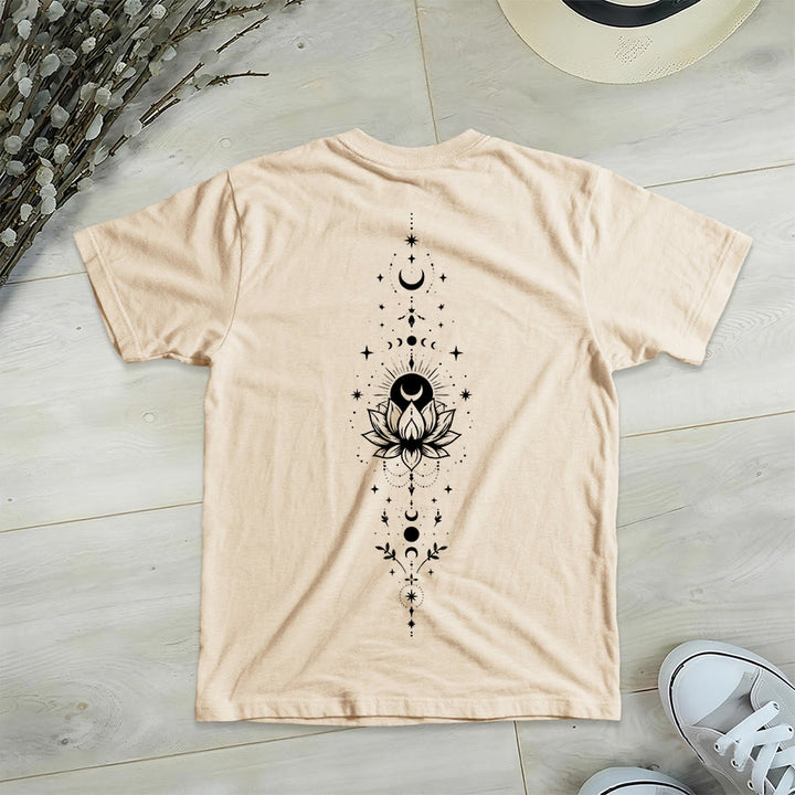 T-shirt da donna con scollo a V Olivenorma con doppia stampa fronte/retro, luna e loto, grafica spirituale. - image 16