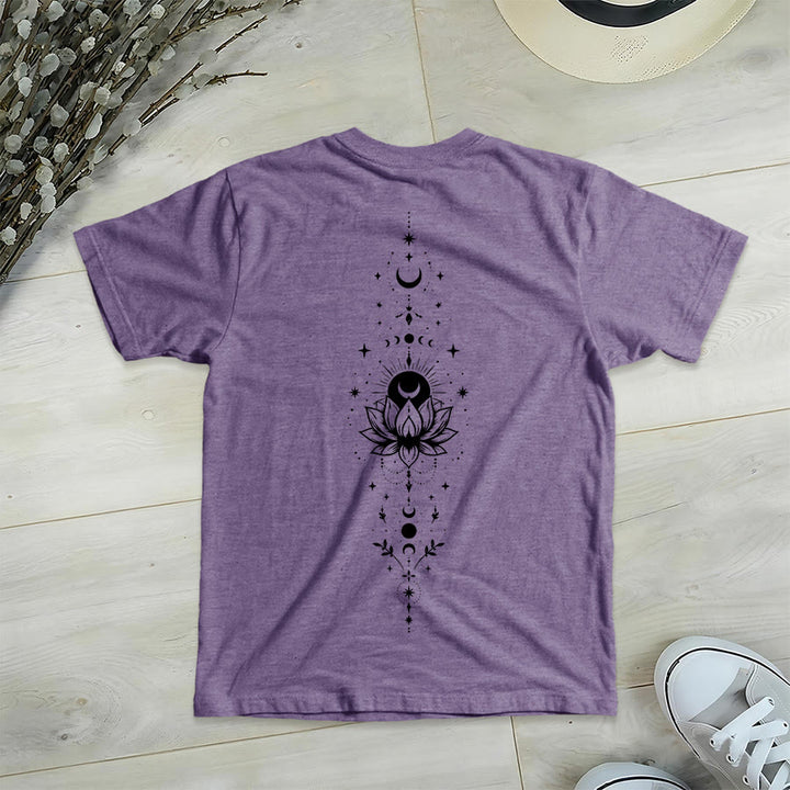 T-shirt da donna con scollo a V Olivenorma con doppia stampa fronte/retro, luna e loto, grafica spirituale. - image 61