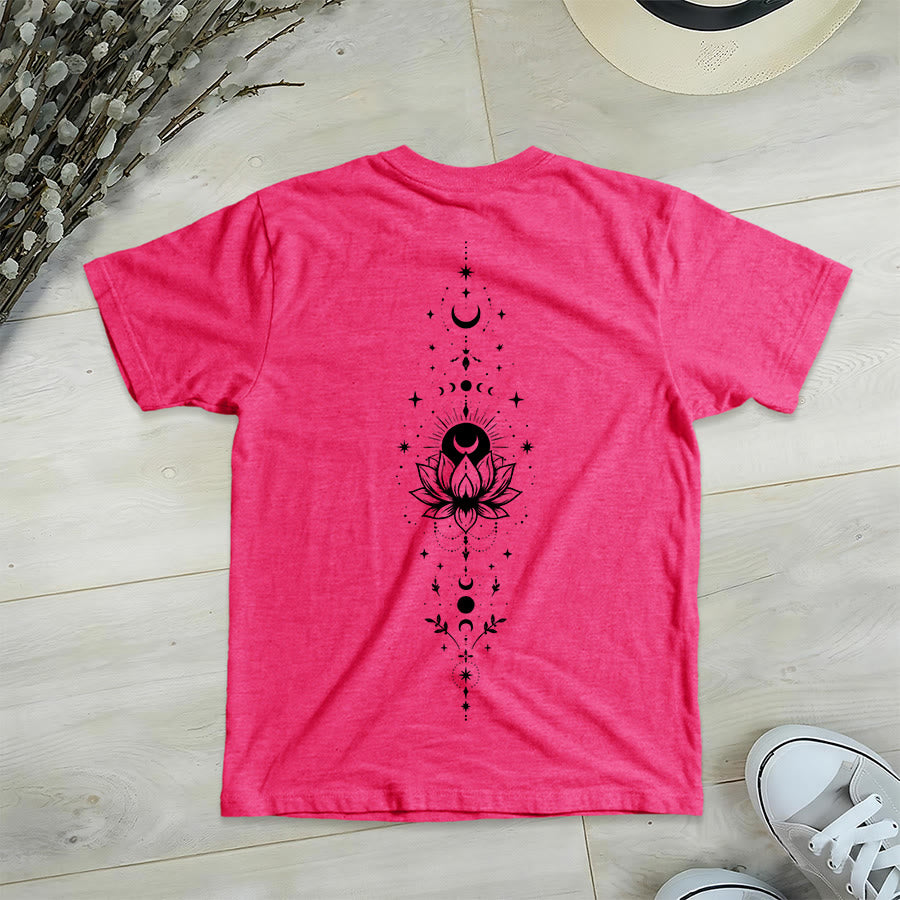T-shirt da donna con scollo a V Olivenorma con doppia stampa fronte/retro, luna e loto, grafica spirituale. - image 56