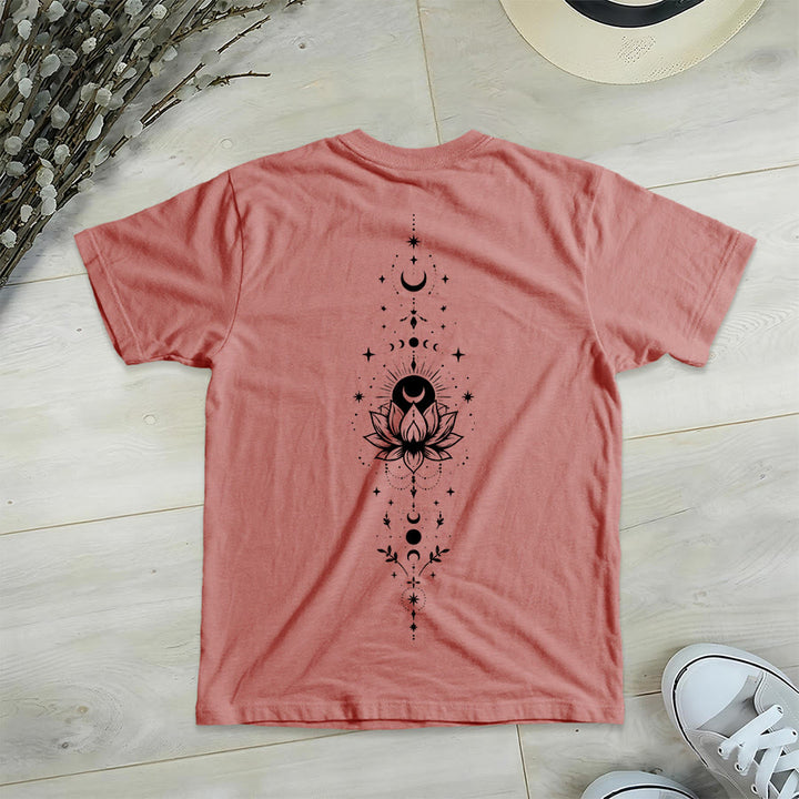 T-shirt da donna con scollo a V Olivenorma con doppia stampa fronte/retro, luna e loto, grafica spirituale. - image 21