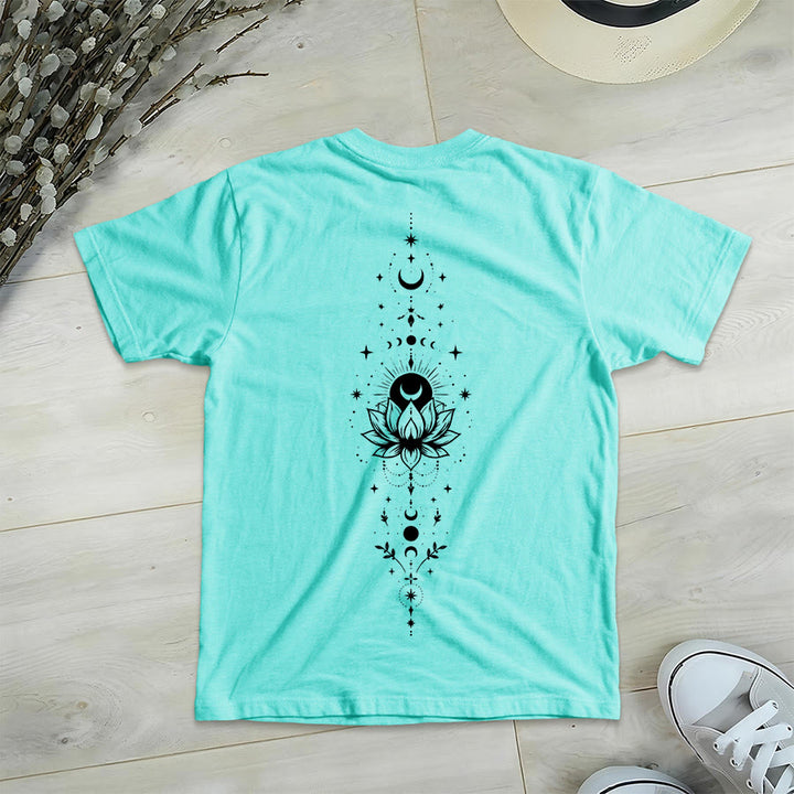 T-shirt da donna con scollo a V Olivenorma con doppia stampa fronte/retro, luna e loto, grafica spirituale. - image 26