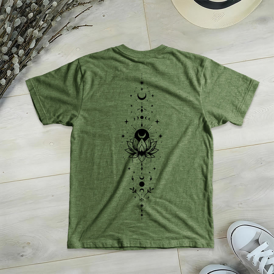 T-shirt da donna con scollo a V Olivenorma con doppia stampa fronte/retro, luna e loto, grafica spirituale. - image 11