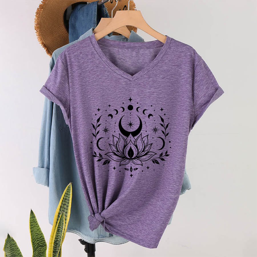 T-shirt da donna con scollo a V Olivenorma con doppia stampa fronte/retro, luna e loto, grafica spirituale. - image 62