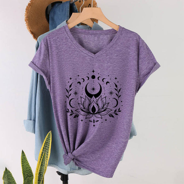 T-shirt da donna con scollo a V Olivenorma con doppia stampa fronte/retro, luna e loto, grafica spirituale. - image 62